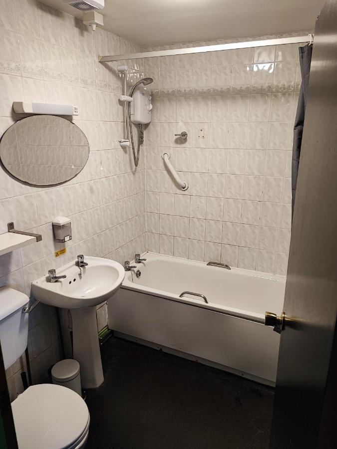 Happy Guests Lodge Lower Whitley Екстер'єр фото